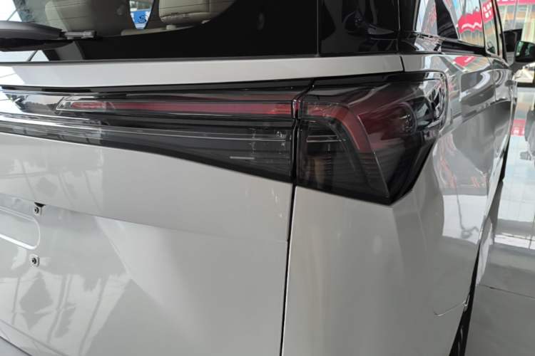 Used Buick GL8 2025 Model Land Cruiser Business Class Comfort DG Edition Right Rear Taillight