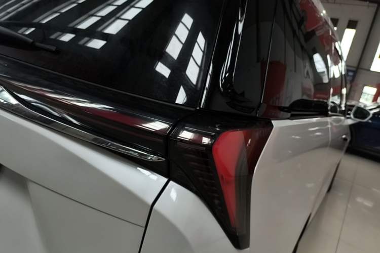Used Buick GL8 2025 Lu Zun Deluxe Edition Right Rear Taillight
