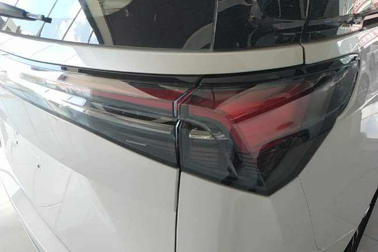 Used Buick GL8 2025 Model Land Cruiser Business Class Comfort DG Edition Right Rear Taillight