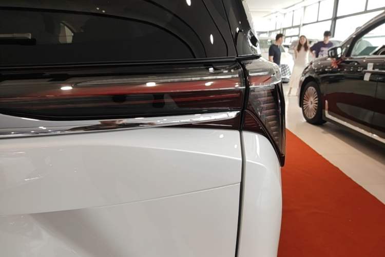 Used Buick GL8 2025 Lu Zun Smart Enjoyment & Yue Edition Right Rear Taillight