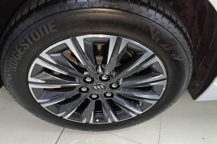 Used Buick GL8 2025 Lu Zun Smart Enjoyment Edition Right Rear Wheel Hub