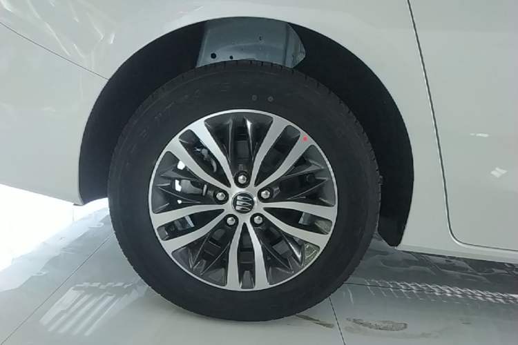 Used Buick GL8 2025 Model Land Cruiser Business Class Comfort DG Edition Right Rear Wheel Hub