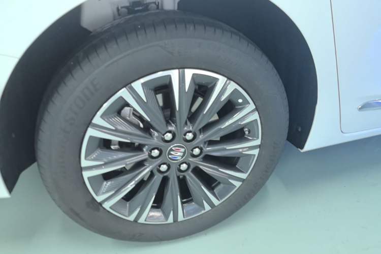 Used Buick GL8 2025 Lu Zun Deluxe Edition Right Rear Wheel Hub