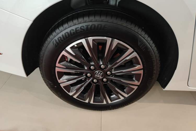 Used Buick GL8 2025 Lu Zun Smart Enjoyment & Yue Edition Right Rear Wheel Hub