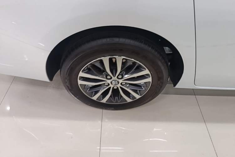 Used Buick GL8 2025 Model Land Executive Class First-Adoption Edition Right Rear Wheel Hub