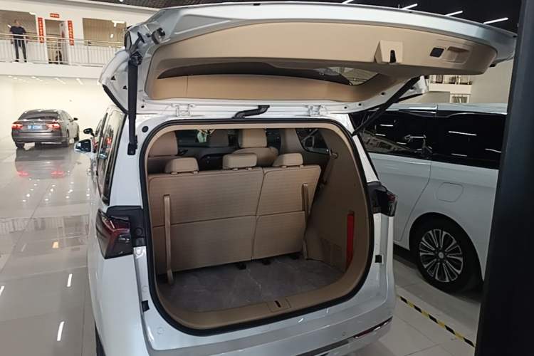 Used Buick GL8 2025 Model Land Executive Class First-Adoption Edition Trunk