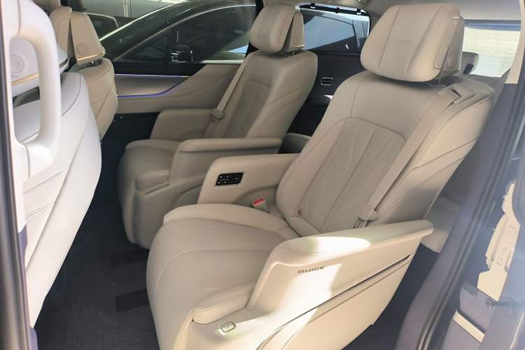 Used Buick GL8 2026 Model Lu Zun Luxury Edition Interior 4