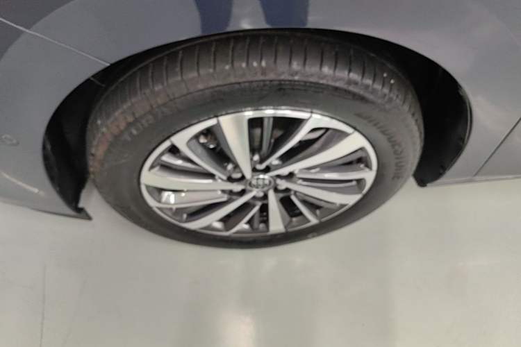 Used Buick GL8 2026 Model Lu Zun Luxury Edition Left Front Wheel Hub
