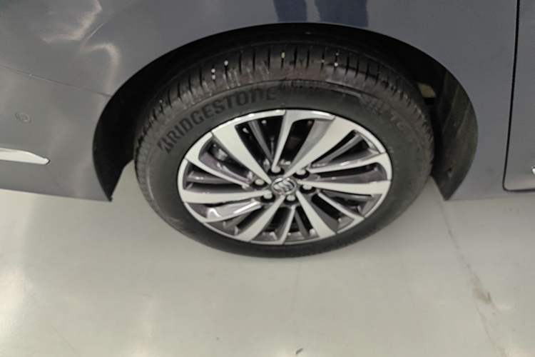 Used Buick GL8 2026 Model Lu Zun Luxury Edition Right Rear Wheel Hub