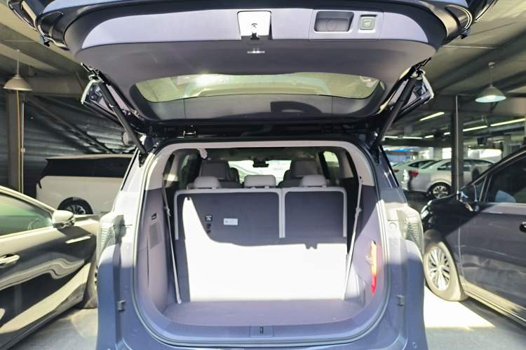 Used Buick GL8 2026 Model Lu Zun Luxury Edition Trunk