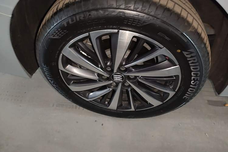 Used Buick GL8 2026 Model Lu Zun Smart Enjoyment Edition Right Rear Wheel Hub