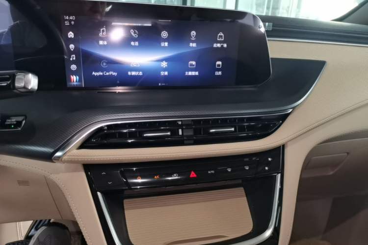 Used Buick GL8 2026 Model Land Rover Business Class Comfort DG Edition Audio And AC Panel
