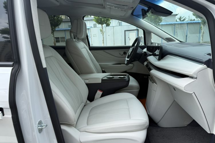 Used Buick GL8 2026 Model Lu Zun Luxury Edition Interior 1