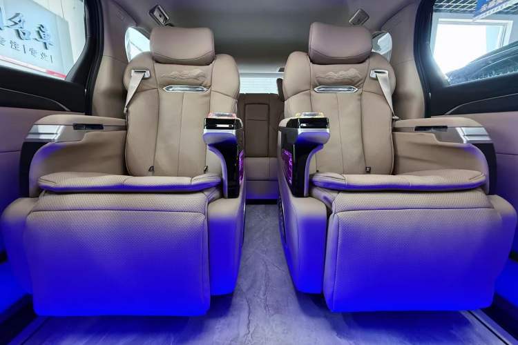 Used Buick GL8 2026 Model Land Rover Business Class Comfort DG Edition Interior 3