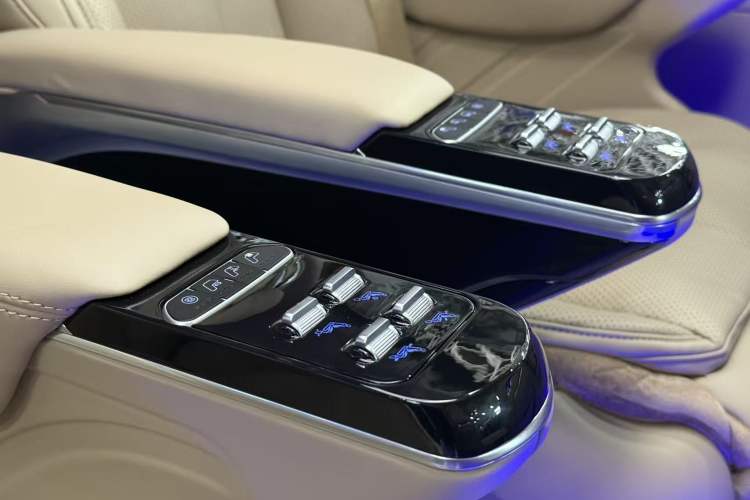 Used Buick GL8 2026 Model Land Rover Business Class Comfort DG Edition Interior 4