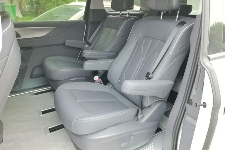 Used Buick GL8 2026 Model Lu Zun Smart Enjoyment Edition Left Rear Seat