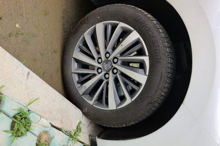 Used Buick GL8 2026 Model Lu Zun Smart Enjoyment Edition Right Front Wheel Hub