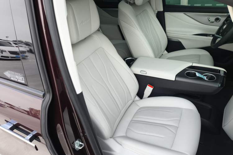 Used Buick GL8 New Energy 2024 Lu Zun Luxury Edition 7-Seater Right Front Seat
