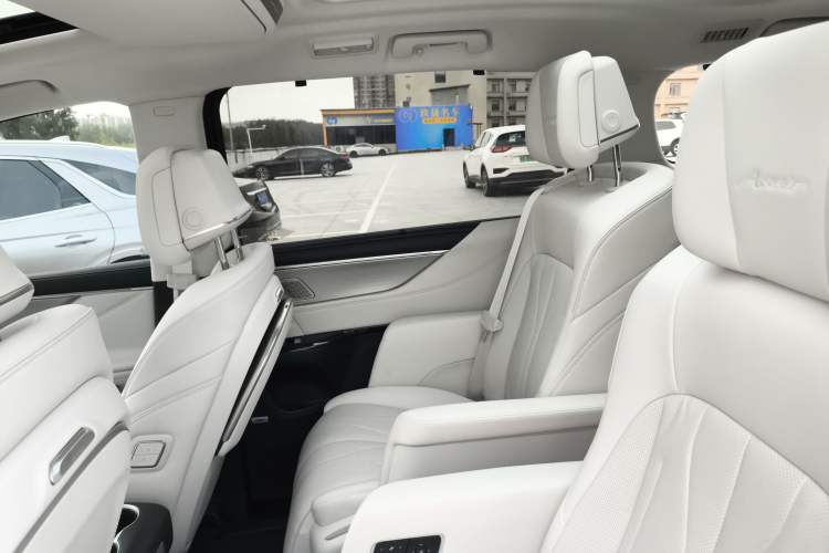 Used Buick GL8 New Energy 2024 Lu Zun Luxury Edition 7-Seater Right Rear Door Interior