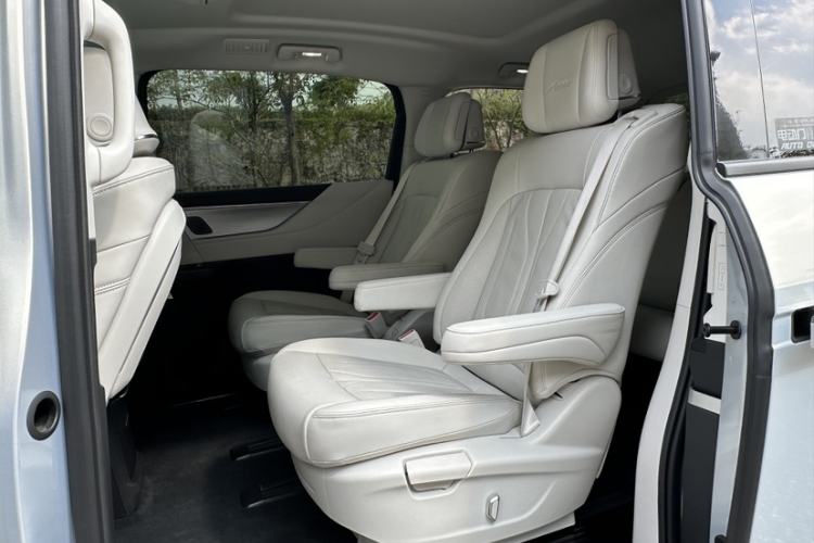 Used Buick GL8 New Energy 2024 Lu Zun Smart Edition 7-Seater Interior 4
