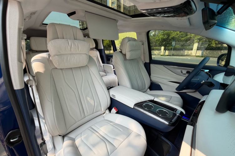 Used Buick GL8 New Energy 2024 Lu Zun Luxury Edition 6-Seater Interior 1