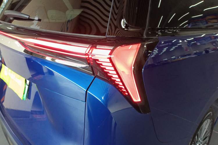 Used Buick GL8 New Energy 2024 Lu Zun Deluxe Edition 7-Seater Right Rear Taillight