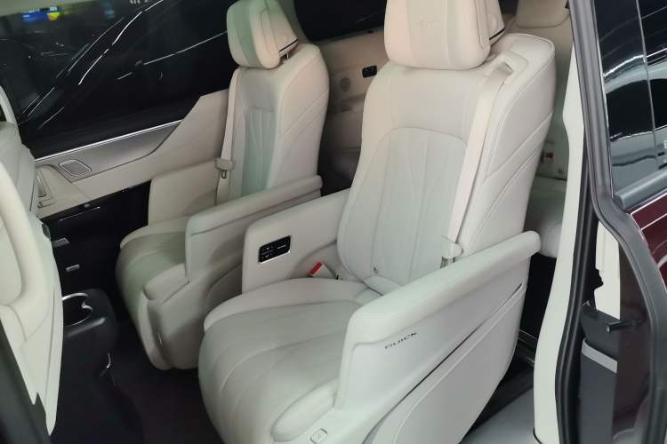 Used Buick GL8 New Energy 2024 Lu Zun Deluxe Edition 7-Seater Interior 4