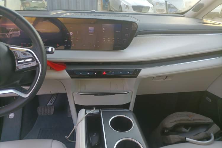 Used Buick GL8 New Energy 2024 Lu Zun Deluxe Edition 7-Seater Audio And AC Panel