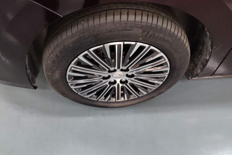 Used Buick GL8 New Energy 2024 Lu Zun Smart Edition 7-Seater Left Front Wheel Hub
