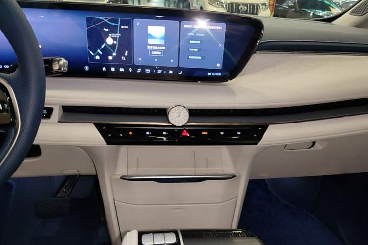Used Buick GL8 New Energy 2024 Lu Zun Luxury Edition 6-Seater Audio And AC Panel