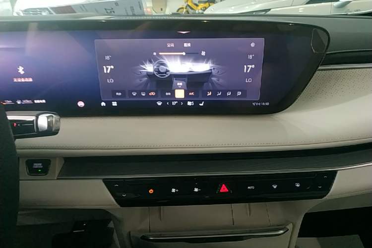 Used Buick GL8 New Energy 2024 Lu Zun Deluxe Edition 7-Seater Audio And AC Panel