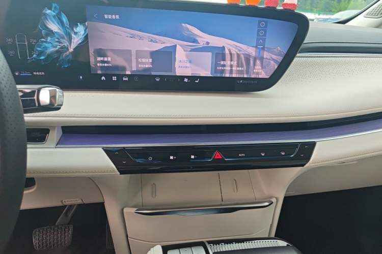 Used Buick GL8 New Energy 2024 Lu Zun Luxury Edition 7-Seater Audio And AC Panel