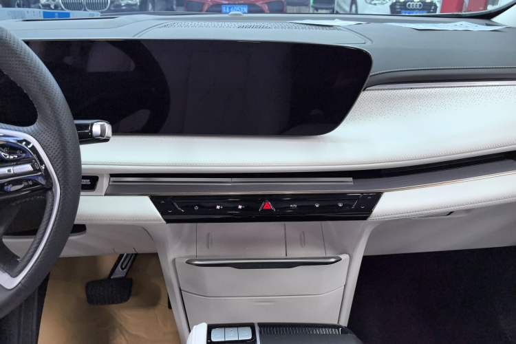 Used Buick GL8 New Energy 2024 Lu Zun Deluxe Edition 7-Seater Audio And AC Panel