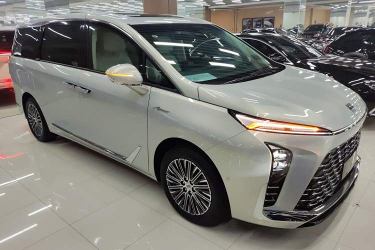 Used Buick GL8 New Energy 2024 Lu Zun Luxury Edition 7-Seater Front Right 45 Deg