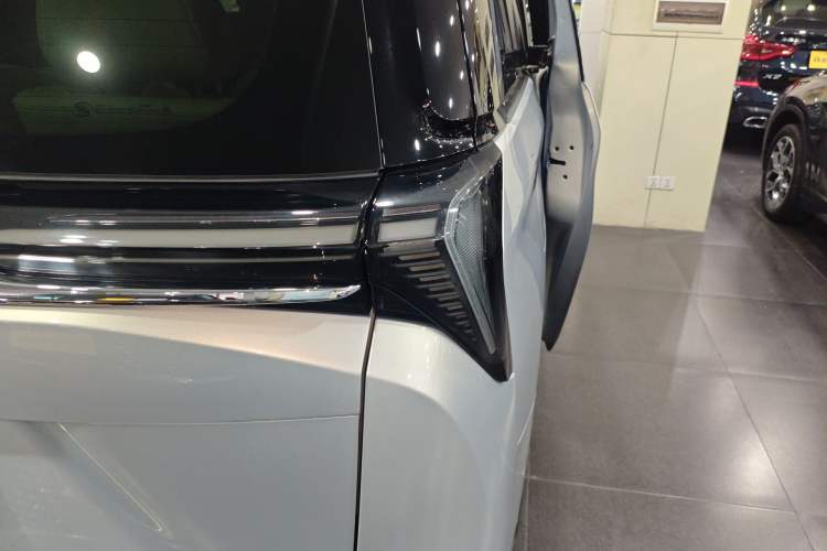 Used Buick GL8 New Energy 2024 Lu Zun Luxury Edition 6-Seater Right Rear Taillight