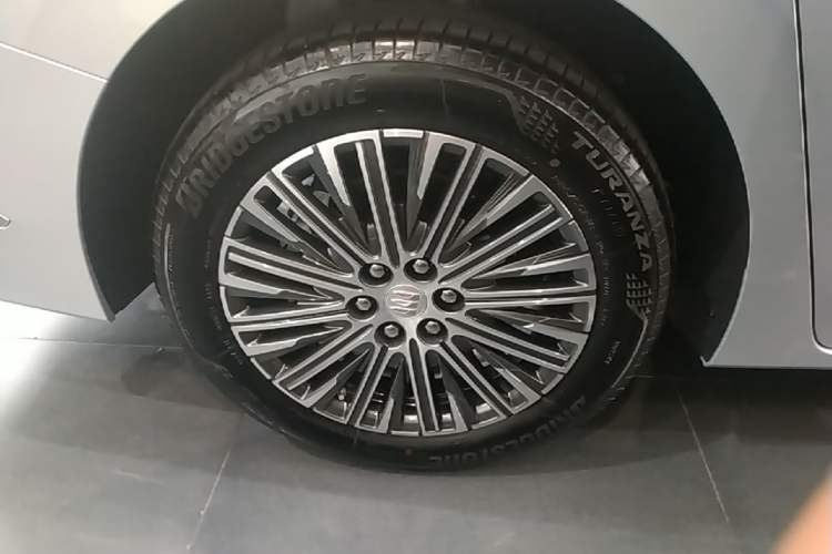 Used Buick GL8 New Energy 2024 Lu Zun Deluxe Edition 7-Seater Right Rear Wheel Hub