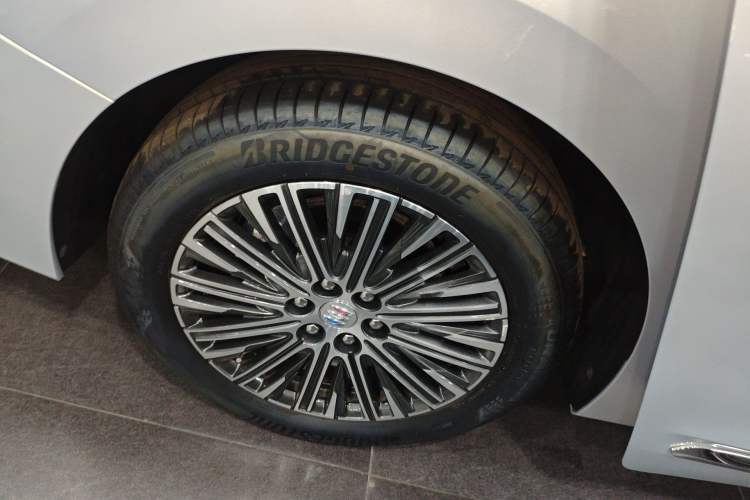 Used Buick GL8 New Energy 2024 Lu Zun Luxury Edition 6-Seater Right Rear Wheel Hub
