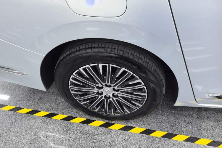 Used Buick GL8 New Energy 2024 Lu Zun Deluxe Edition 7-Seater Right Rear Wheel Hub