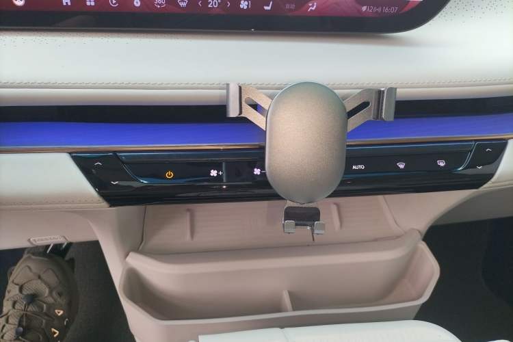 Used Buick GL8 New Energy 2024 Lu Zun Luxury Edition 6-Seater Audio And AC Panel