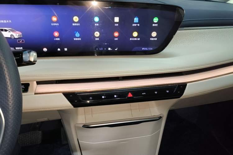 Used Buick GL8 New Energy 2024 Lu Zun Luxury Edition 6-Seater Audio And AC Panel