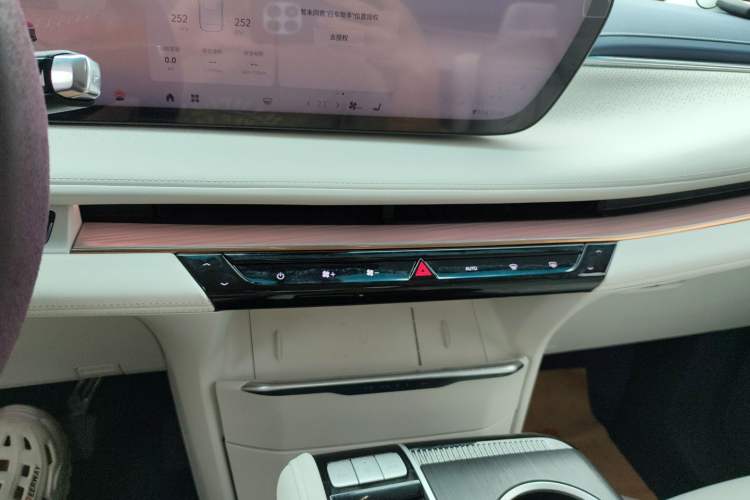 Used Buick GL8 New Energy 2024 Lu Zun Luxury Edition 7-Seater Audio And AC Panel
