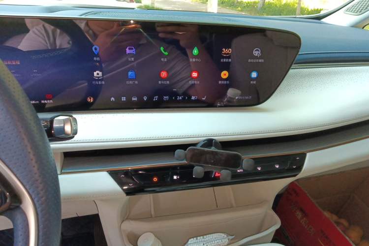 Used Buick GL8 New Energy 2024 Lu Zun Luxury Edition 7-Seater Audio And AC Panel
