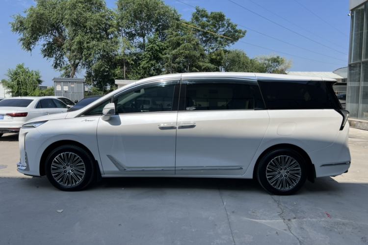 Used Buick GL8 New Energy 2024 Lu Zun Deluxe Edition 7-Seater Exterior 2