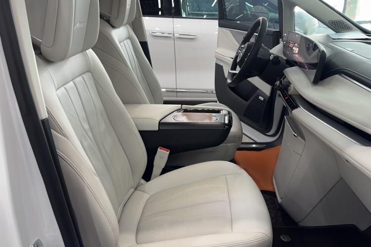 Used Buick GL8 New Energy 2024 Lu Zun Deluxe Edition 7-Seater Interior 3