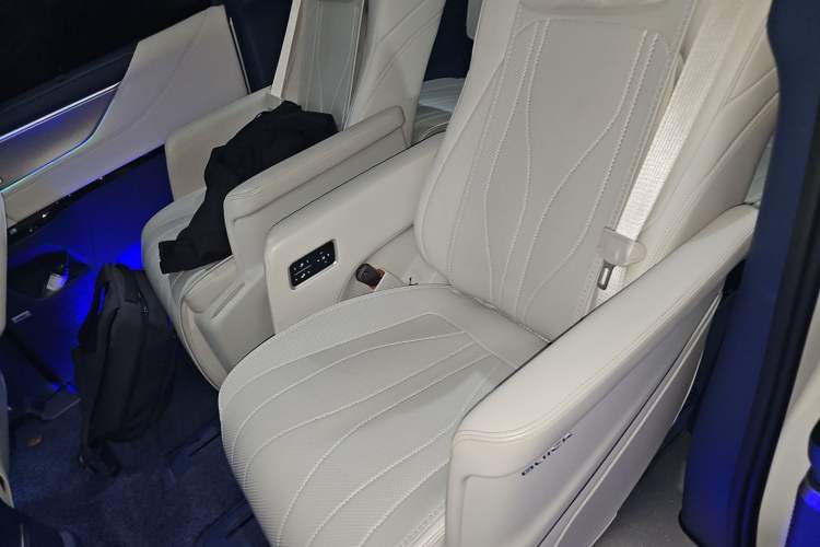Used Buick GL8 New Energy 2024 Lu Zun Luxury Edition 6-Seater Left Rear Seat
