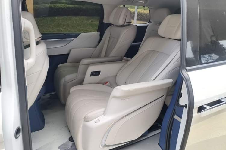 Used Buick GL8 New Energy 2024 Lu Zun Luxury Edition 6-Seater Left Rear Seat