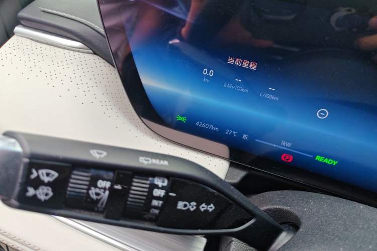 Used Buick GL8 New Energy 2024 Lu Zun Smart Edition 7-Seater Odometer Close Up