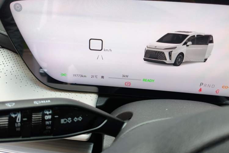 Used Buick GL8 New Energy 2024 Lu Zun Smart Edition 7-Seater Odometer Close Up