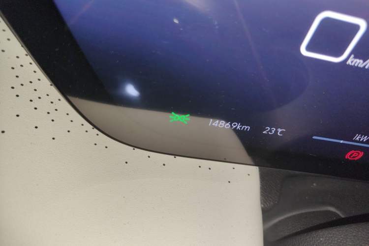 Used Buick GL8 New Energy 2024 Lu Zun Smart Edition 7-Seater Odometer Close Up