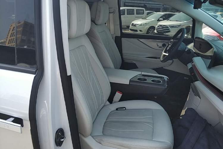 Used Buick GL8 New Energy 2024 Lu Zun Luxury Edition 7-Seater Right Front Seat